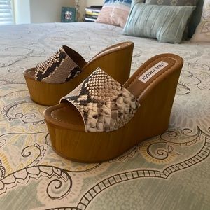 Steve Madden platform wedge. Brand new!